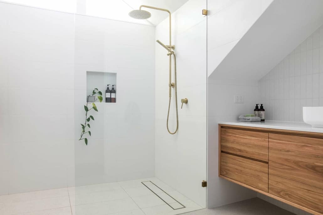 Moderne, flot og stilfuldt hvidt badeværelse med flotte detaljer